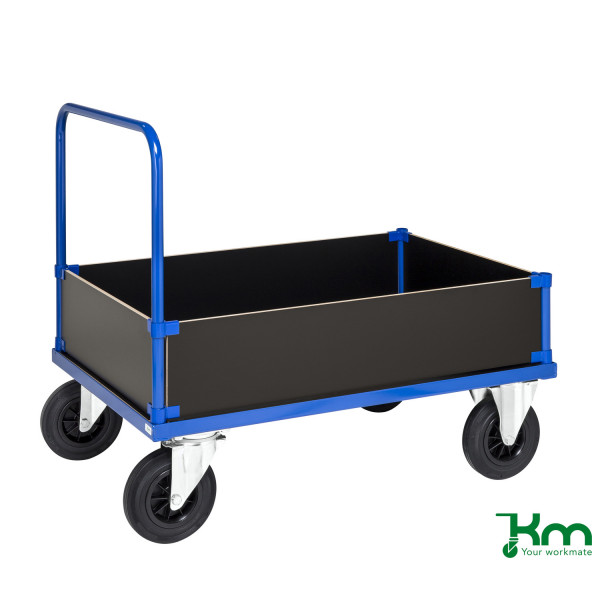 7350050357313 - Kongamek - Kastenwagen in blau 1000x700x900mm mit MDF-Platte Schiebegriff und 4 Wänden 400mm hoch mit Gummibereifung und Bremse 7350050357313 - Kongamek - Kastenwagen in blau 1000x700x900mm mit MDF-Platte Schiebegriff und 4 Wänden 400mm hoch mit Gummibereifung und Bremse