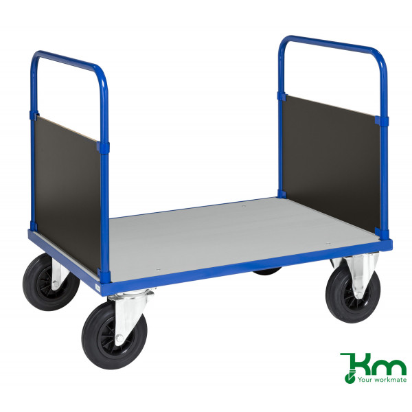 7350050351755 - Plattformwagen in blau 1000x700x900mm mit verzinkter Ladefläche 2 Seitenwänden und Gummibereifung ohne Bremse - Kongamek 7350050351755 - Plattformwagen in blau 1000x700x900mm mit verzinkter Ladefläche 2 Seitenwänden und Gummibereifung ohne Bremse - Kongamek
