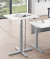 Sitz-Steh-Schreibtisch MODUL Monos&auml;ule, elektrisch h&ouml;henverstellbar, 71,5-120,5cm (H), 80x80cm (BxT), quadratisch, wei&szlig; / silber