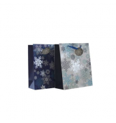 Geschenktasche 55028, Weihnachten, mit Silberfolie veredelt, Schleifenband mit Anhänger, Flocken, 260mm x 320mm