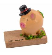 Glücksbringer Schwein auf Holztafel