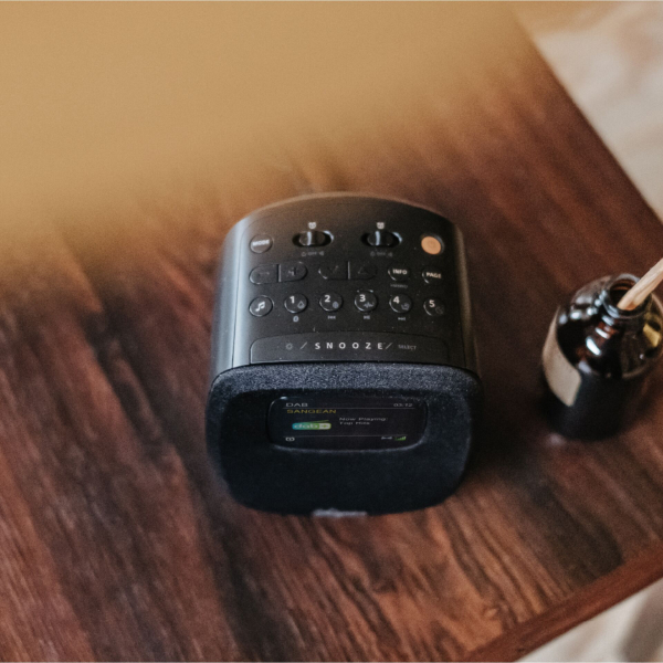 DCR-83 Tischradio DAB+ UKW AUX Bluetooth® DAB+ UKW USB Akku-Ladefunktion Weckfunktion